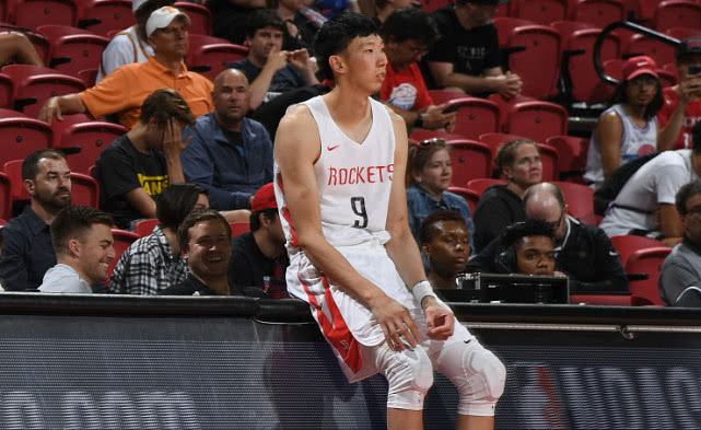 周琦下赛季将继续留在NBA，他已完成与火箭队的续约谈判